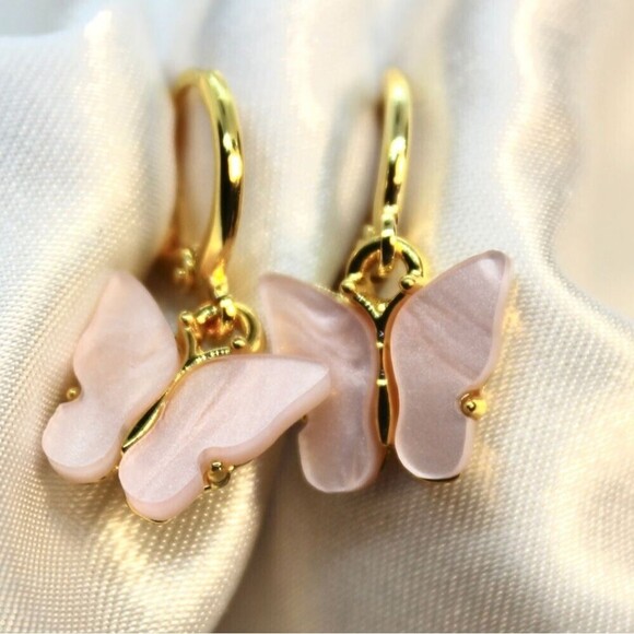 🩷 Butterfly Gold Light Pink Acrylic Clip On Hoop Earrings Huggies NWT - Picture 1 of 5